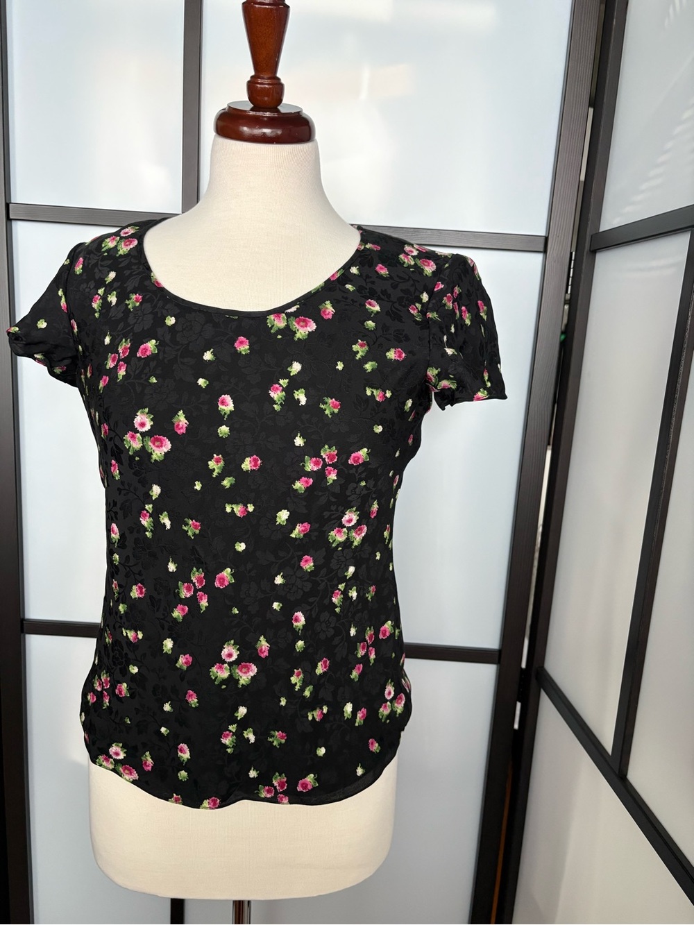 Jones New York 100% Silk Black Floral Scoop Neck Blouse Size 6 - Picture 3 of 13
